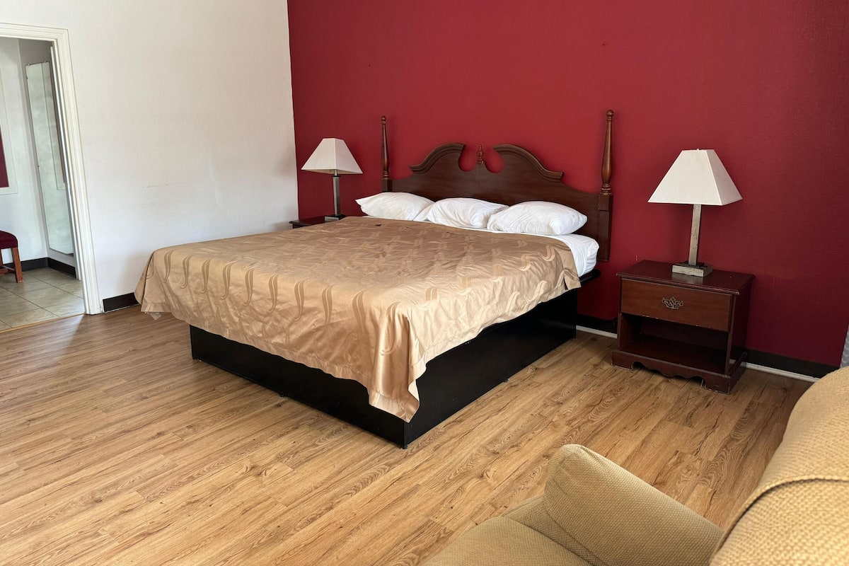 Escrivaninha, roupa de cama