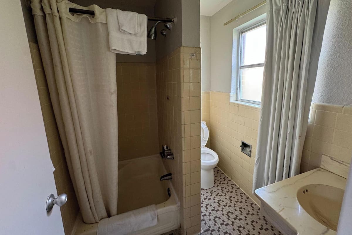 Quarto econômico, 1 cama King | Escrivaninha, roupa de cama