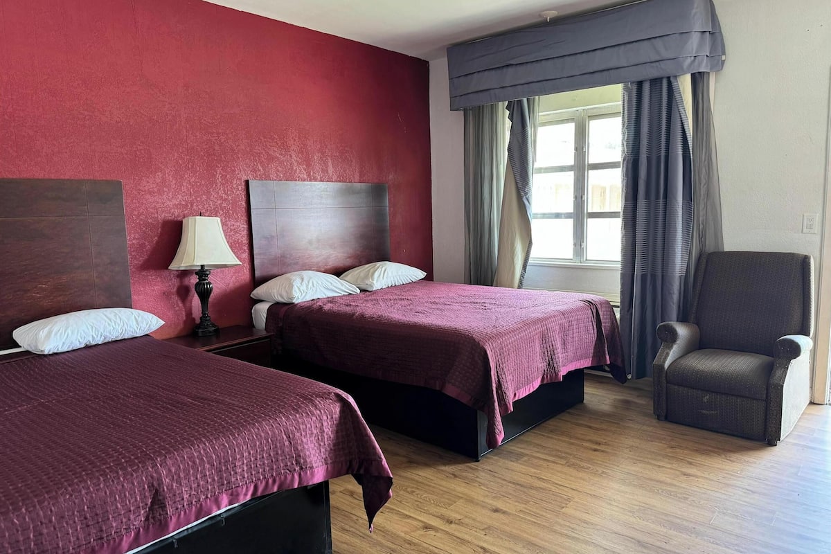 Quarto casal urbano | Escrivaninha, roupa de cama