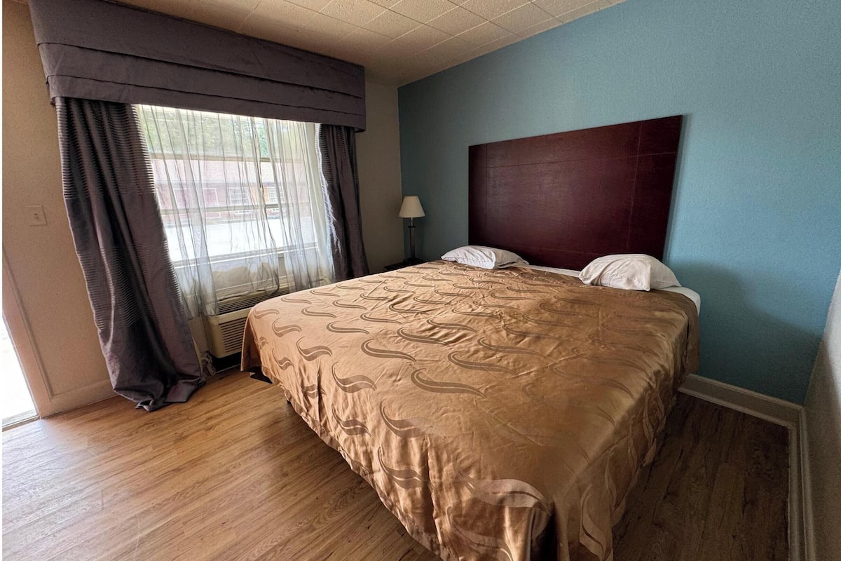 Quarto solteiro tradicional | Escrivaninha, roupa de cama