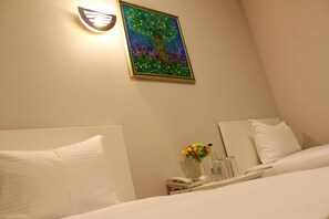 Standard-Zweibettzimmer, Stadtblick | Minibar, Bügeleisen/Bügelbrett, Zustellbetten, kostenloses WLAN