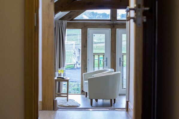 Suite superior, 1 cama King size | Área de sala de estar | Televisión de pantalla plana