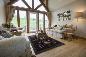 Departamento, 2 habitaciones | Sala de estar | Televisión de pantalla plana