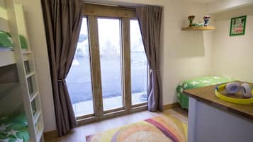 Apartment, 2 Bedrooms | Peralatan tempat tidur premium, dihias secara berasingan