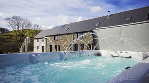 Tina de hidromasaje al aire libre