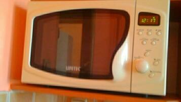 Full-sized fridge, microwave, oven, stovetop