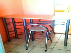 Full-sized fridge, microwave, oven, stovetop