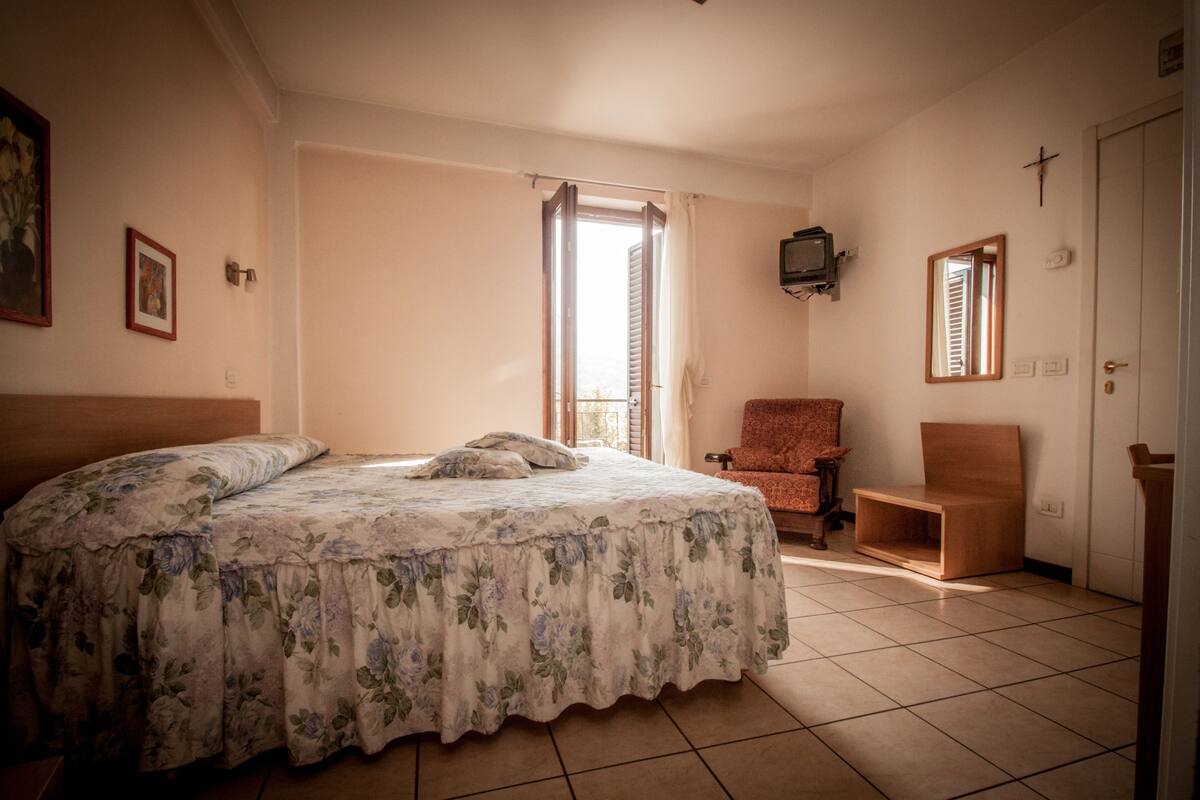 Desk, rollaway beds, free WiFi