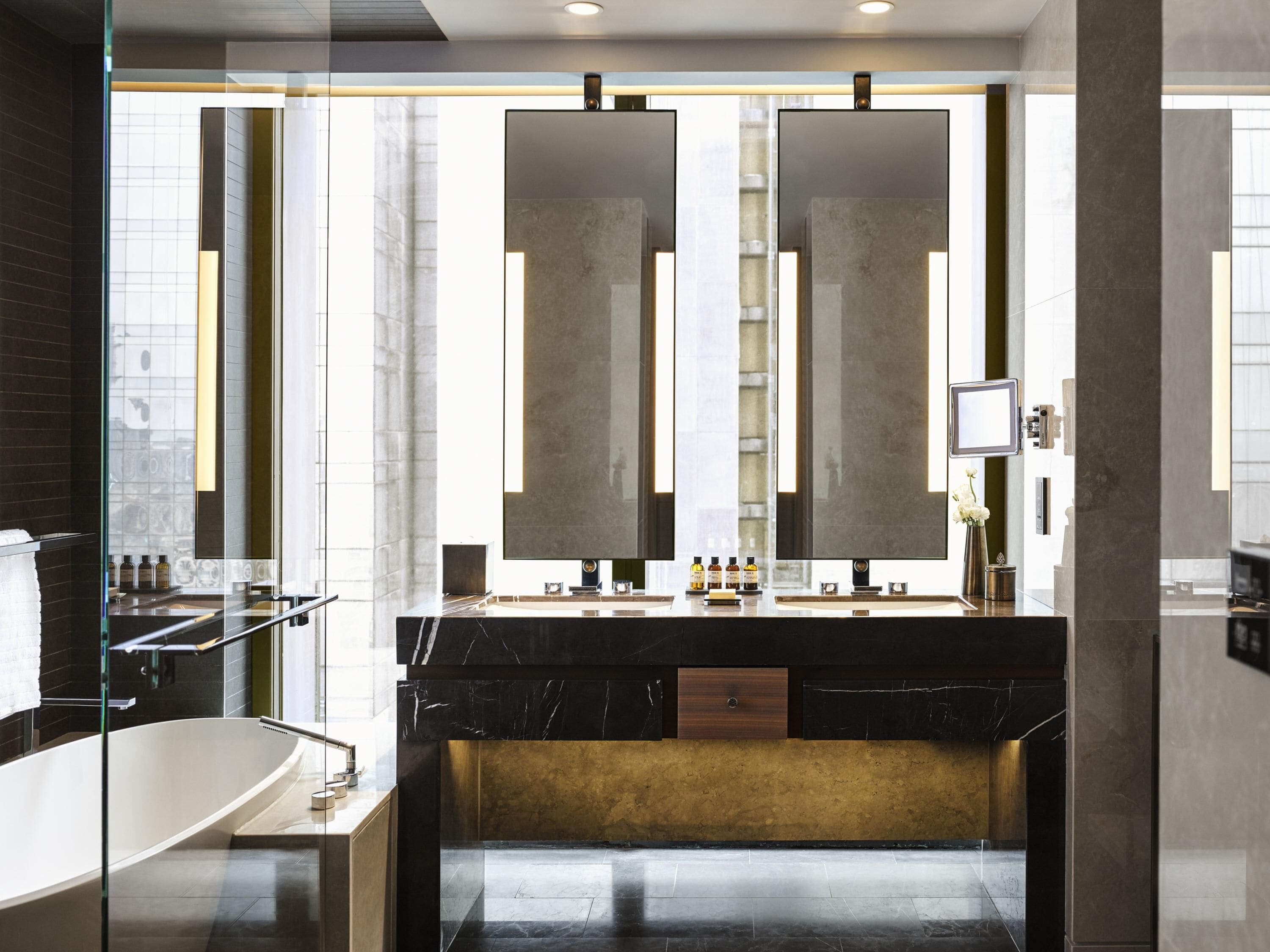 Roupas de cama premium, camas com colchões pillow-top, frigobar