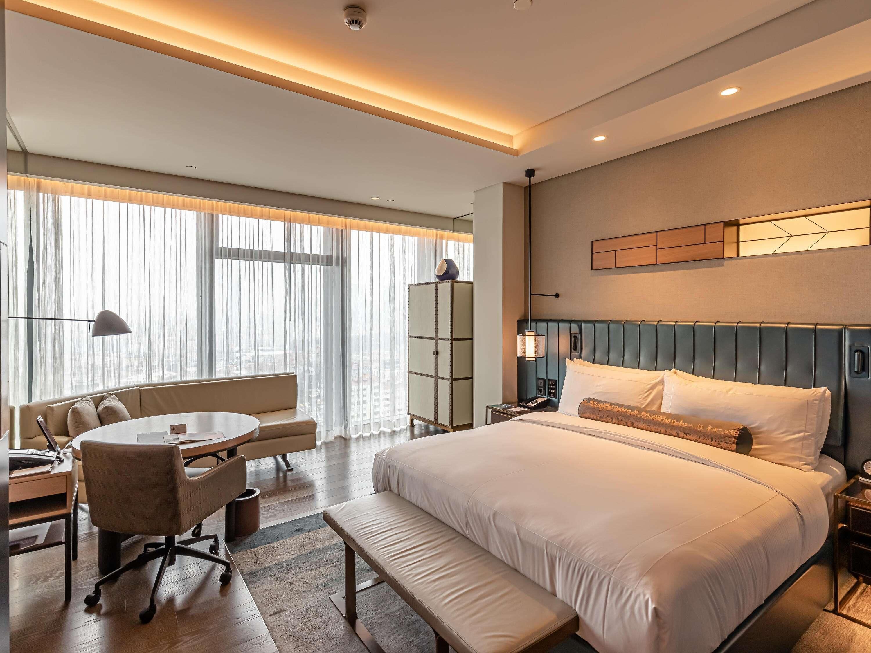 Fairmont Gold, Club Lounge Access | Premium bedding, pillowtop beds, minibar, in-room safe