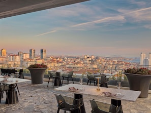 3 restaurantes; se sirve desayuno, almuerzo y cena; cocina turca