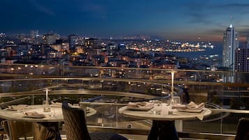 3 restaurants; breakfast, lunch and dinner served