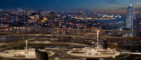3 restaurants; breakfast, lunch and dinner served
