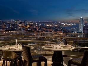 3 restaurants; breakfast, lunch, and dinner served - Fairmont Quasar Istanbul (Istanbul)