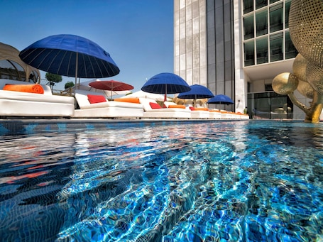 Una piscina techada, una piscina al aire libre de temporada, sombrillas