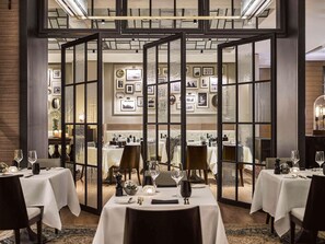 3 restaurantes; se sirve desayuno, almuerzo y cena; cocina turca