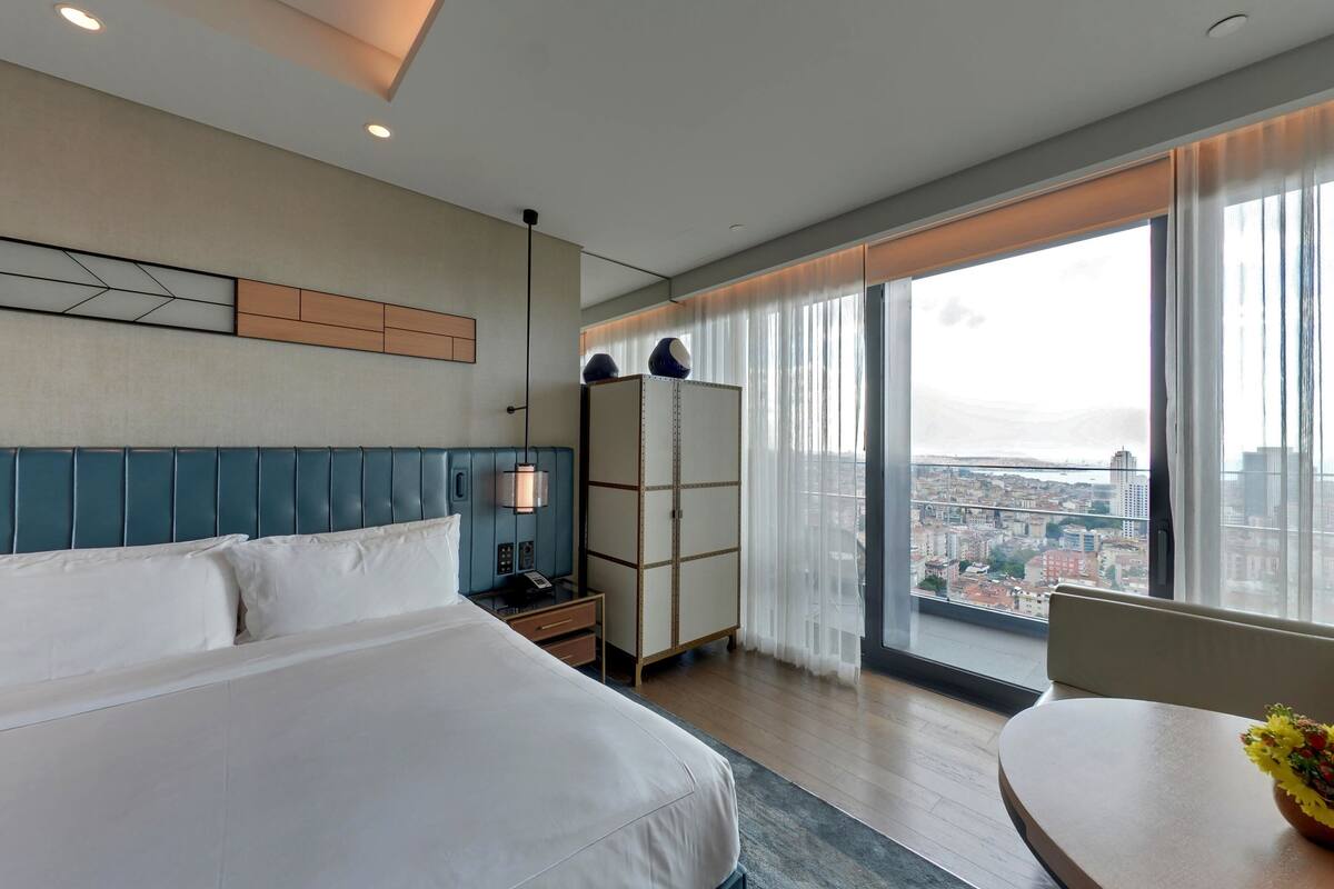 premium bedding, pillow-top beds, minibar, in-room safe