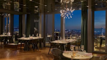 3 restaurantes; se sirve desayuno, almuerzo y cena; cocina turca