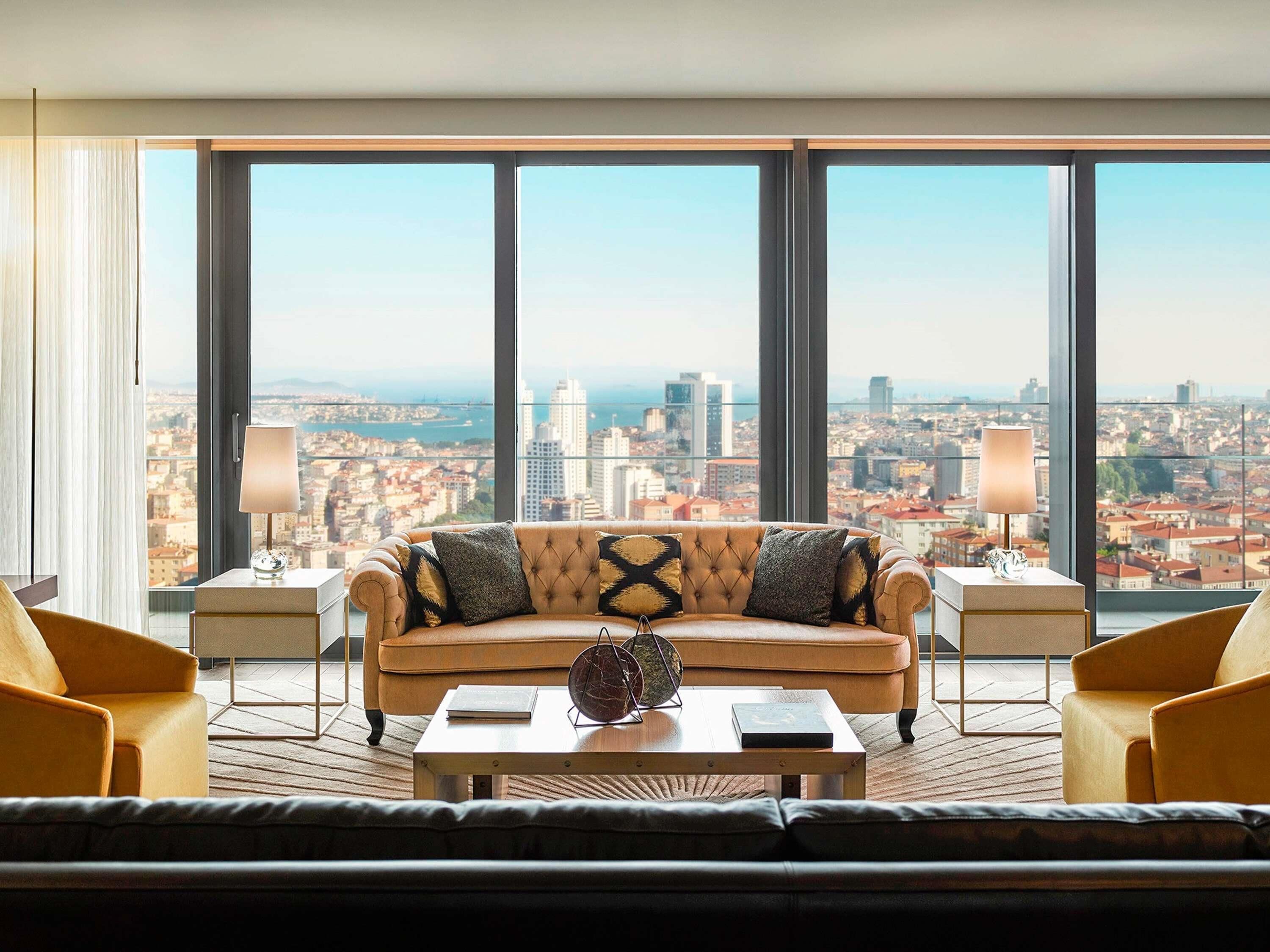 Ropa de cama de alta calidad, colchones con pillow-top y minibar 