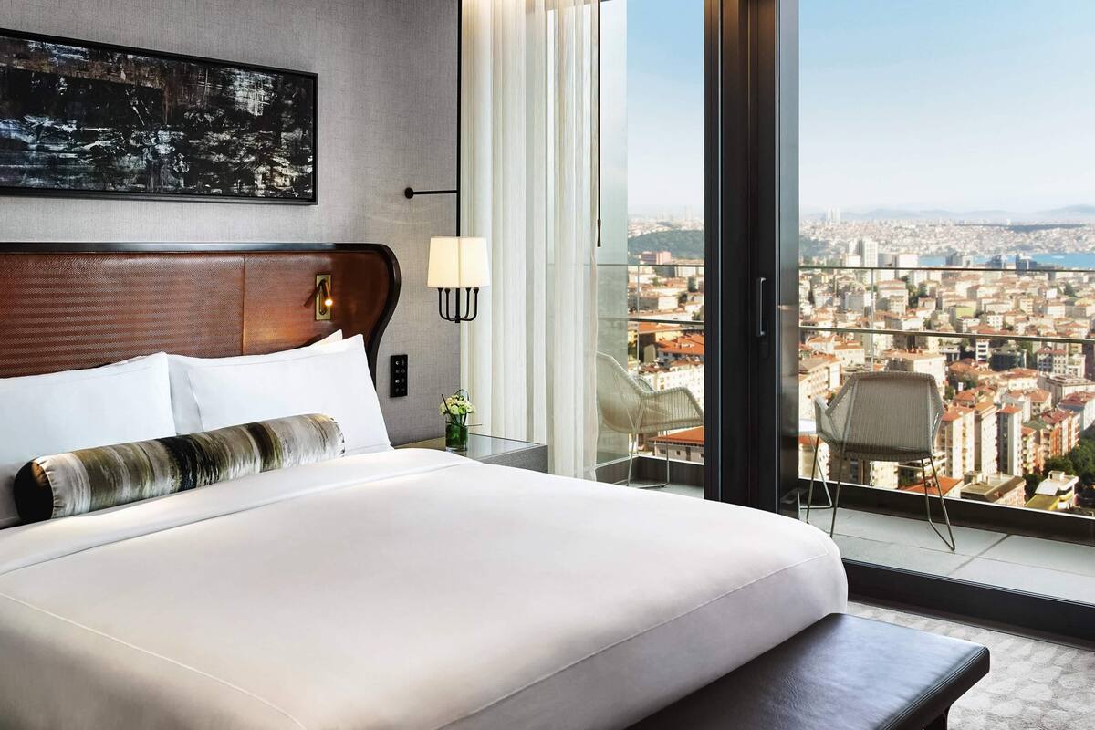 Premium bedding, pillow-top beds, minibar, in-room safe