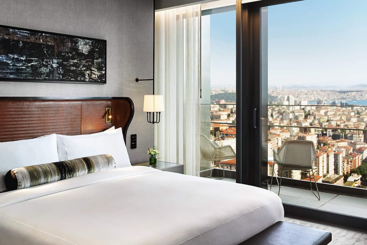 premium bedding, pillow-top beds, minibar, in-room safe