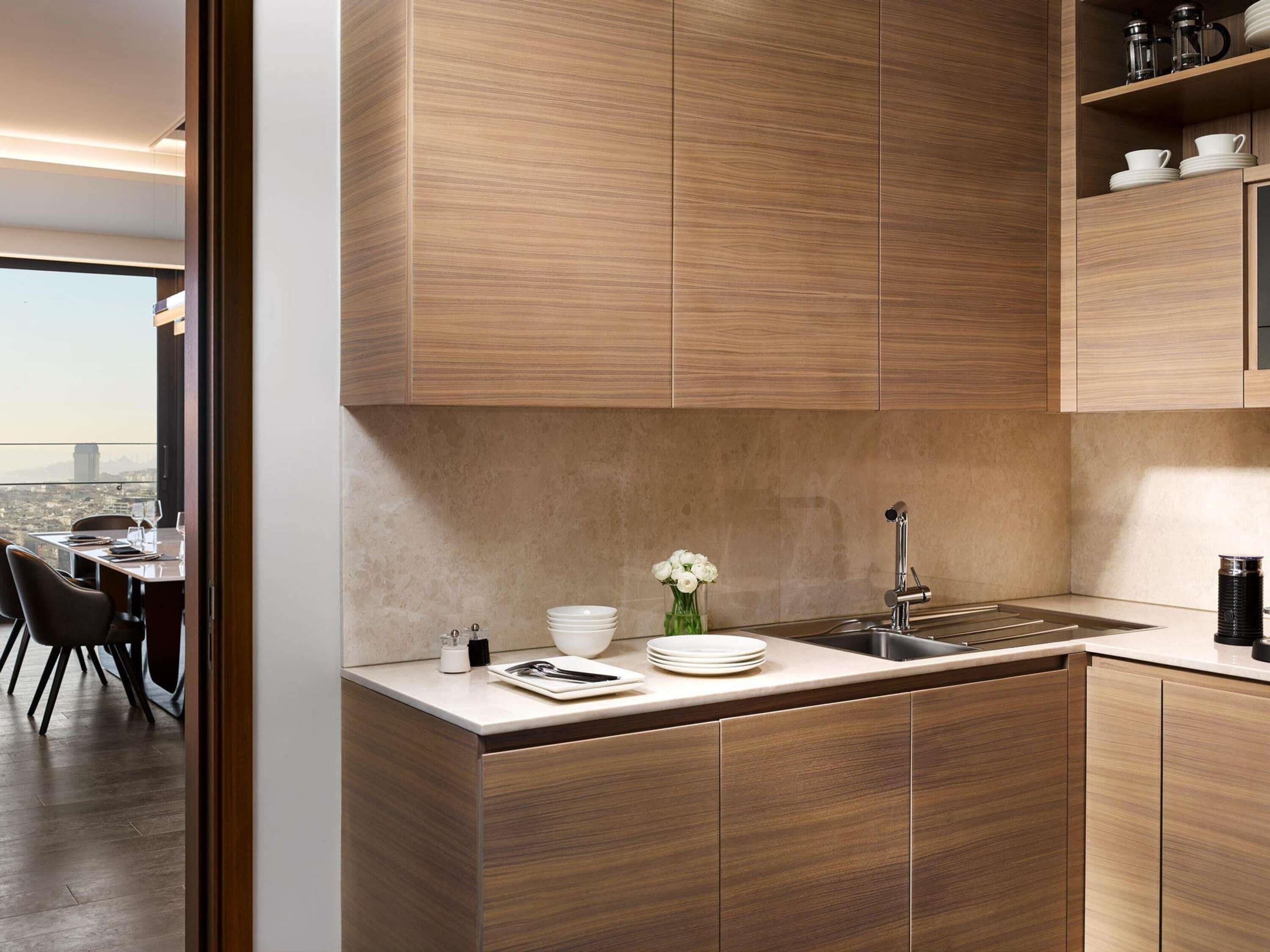 スイート キングベッド 1 台 クラブラウンジ利用可 (Quasar) | 高級寝具、ピロートップベッド、ミニバー、セーフティボックス (室内)