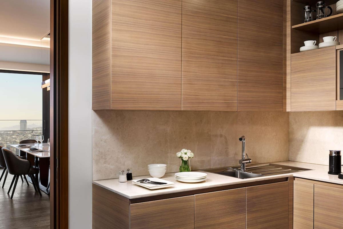 スイート キングベッド 1 台 クラブラウンジ利用可 (Quasar) | 高級寝具、ピロートップベッド、ミニバー、セーフティボックス (室内)