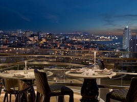 3 restaurants; breakfast, lunch, and dinner served