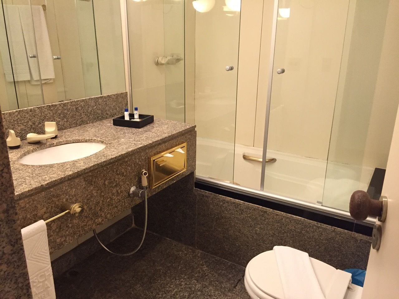 Ein Badezimmer mit zwei Waschbecken, einer Toilette und einer Duschkabine.