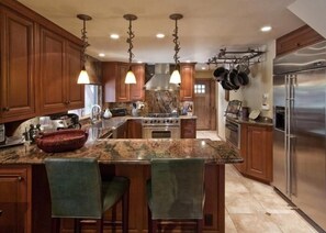 House, 4 Bedrooms | Private kitchen