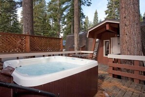 House, 3 Bedrooms | Outdoor spa tub