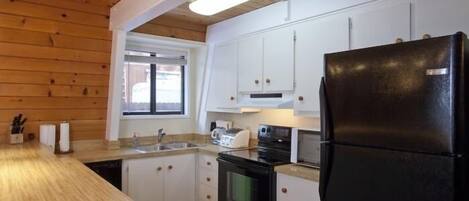 House, 3 Bedrooms | Private kitchen | Microwave, oven, coffee/tea maker, toaster