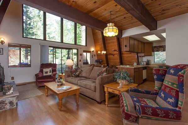 House, 3 Bedrooms | Living room | TV, fireplace, DVD player, books