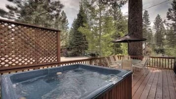 Casa, 3 habitaciones | Tina de hidromasaje al aire libre