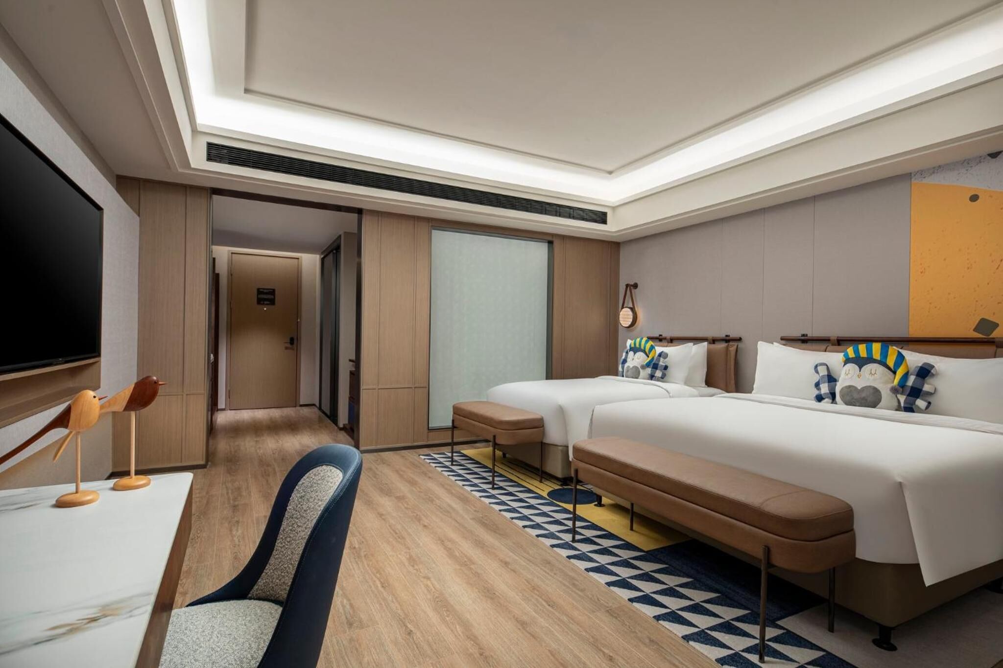 Minibar, caja de seguridad en la habitación y escritorio 