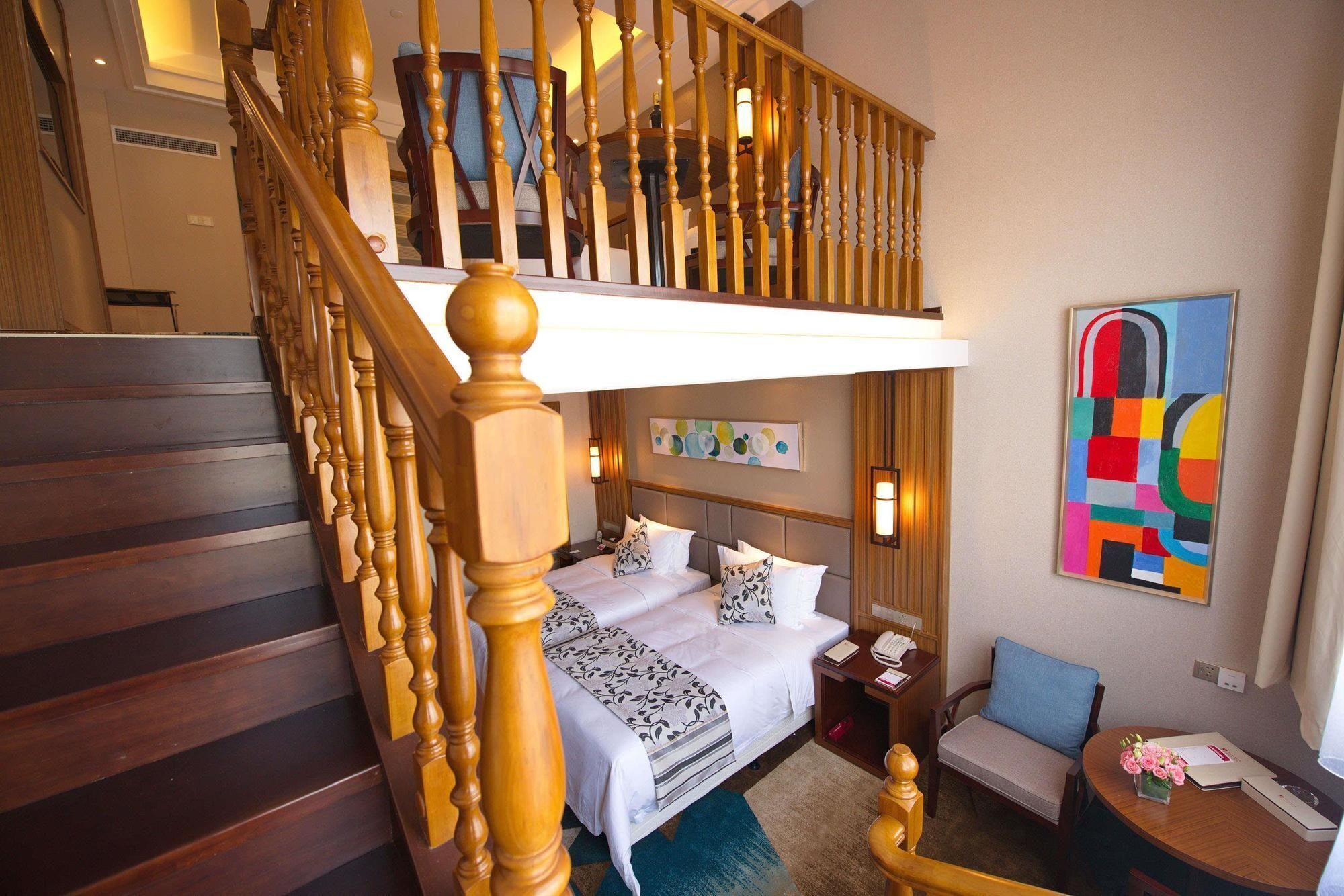 Frigobar, cofres nos quartos, escrivaninha, quartos à prova de som