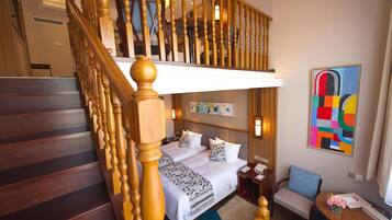 Frigobar, cofres nos quartos, escrivaninha, quartos à prova de som