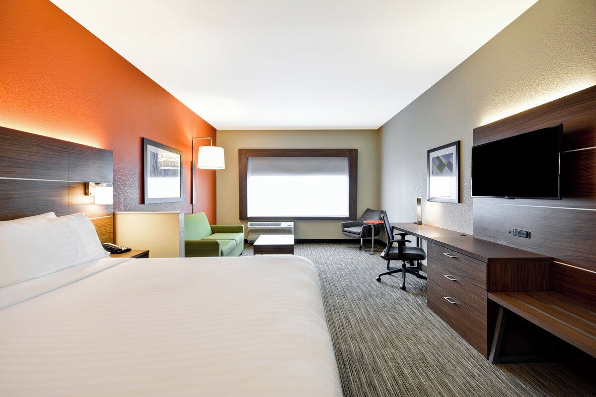 Premium bedding, in-room safe, desk, laptop workspace