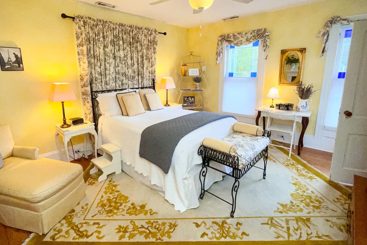 Kamar Single Standar | Seprai premium, bantalan ekstra lembut, dan didekorasi berbeda-beda