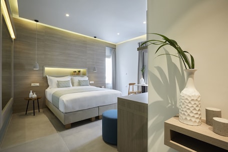 Minibar, caja de seguridad en la habitación y escritorio