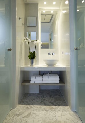 Shower, rainfall showerhead, free toiletries, hair dryer - Fileria Suites (Santorini)