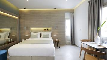 Phòng Suite Junior | Minibar, két bảo mật tại phòng, bàn, màn/rèm cản sáng