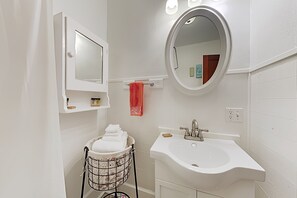 House, 2 Bedrooms | Bathroom - 2BR Casa Travis Heights by RedAwning (Austin)