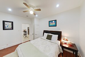 House, 2 Bedrooms - 2BR Casa Travis Heights by RedAwning (Austin)