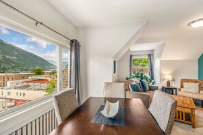 Panoramic-Apartment, 2 Schlafzimmer, Küche, Seeblick | Wohnbereich