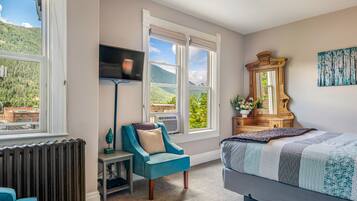 Standard Room, 1 Queen Bed, Mountain View (Private detached bathroom) | Roupas de cama premium, edredons de pluma, camas com colchões pillow-top