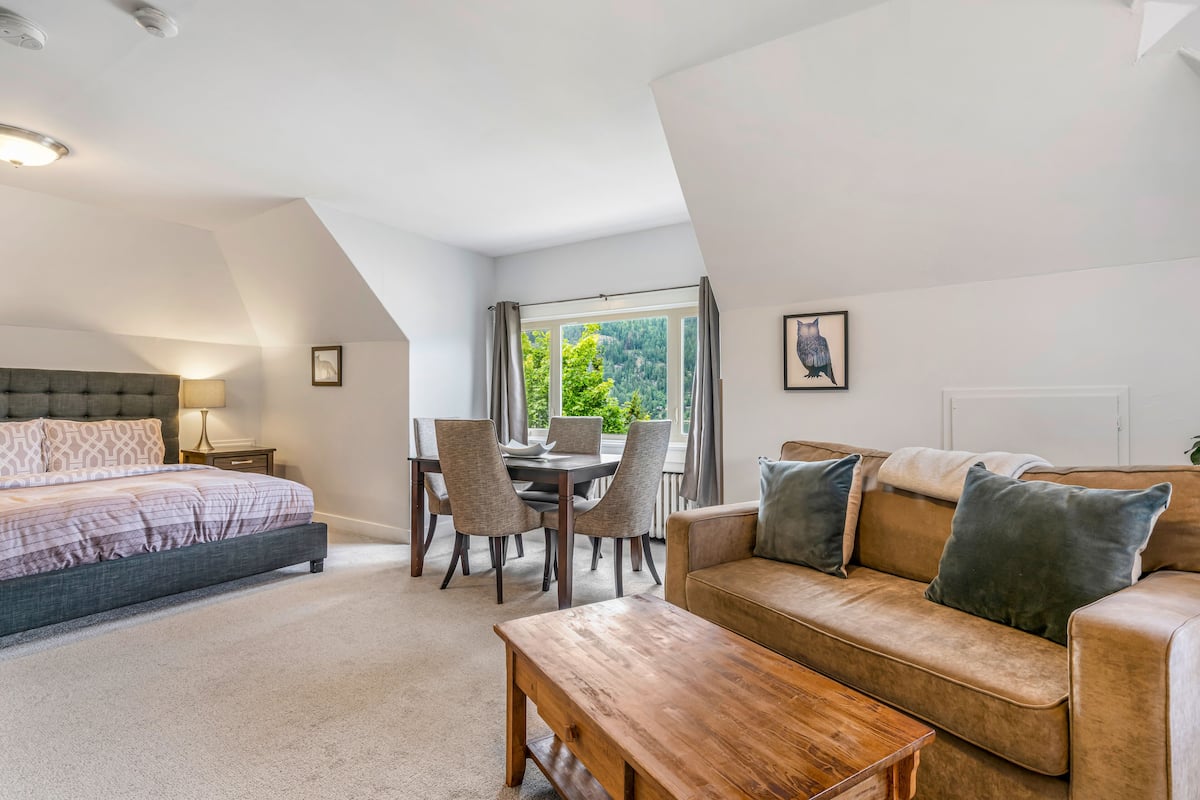 Panorama appartement, 2 slaapkamers, keuken, uitzicht op meer | Luxe beddengoed, donzen dekbedden, pillowtop-bedden