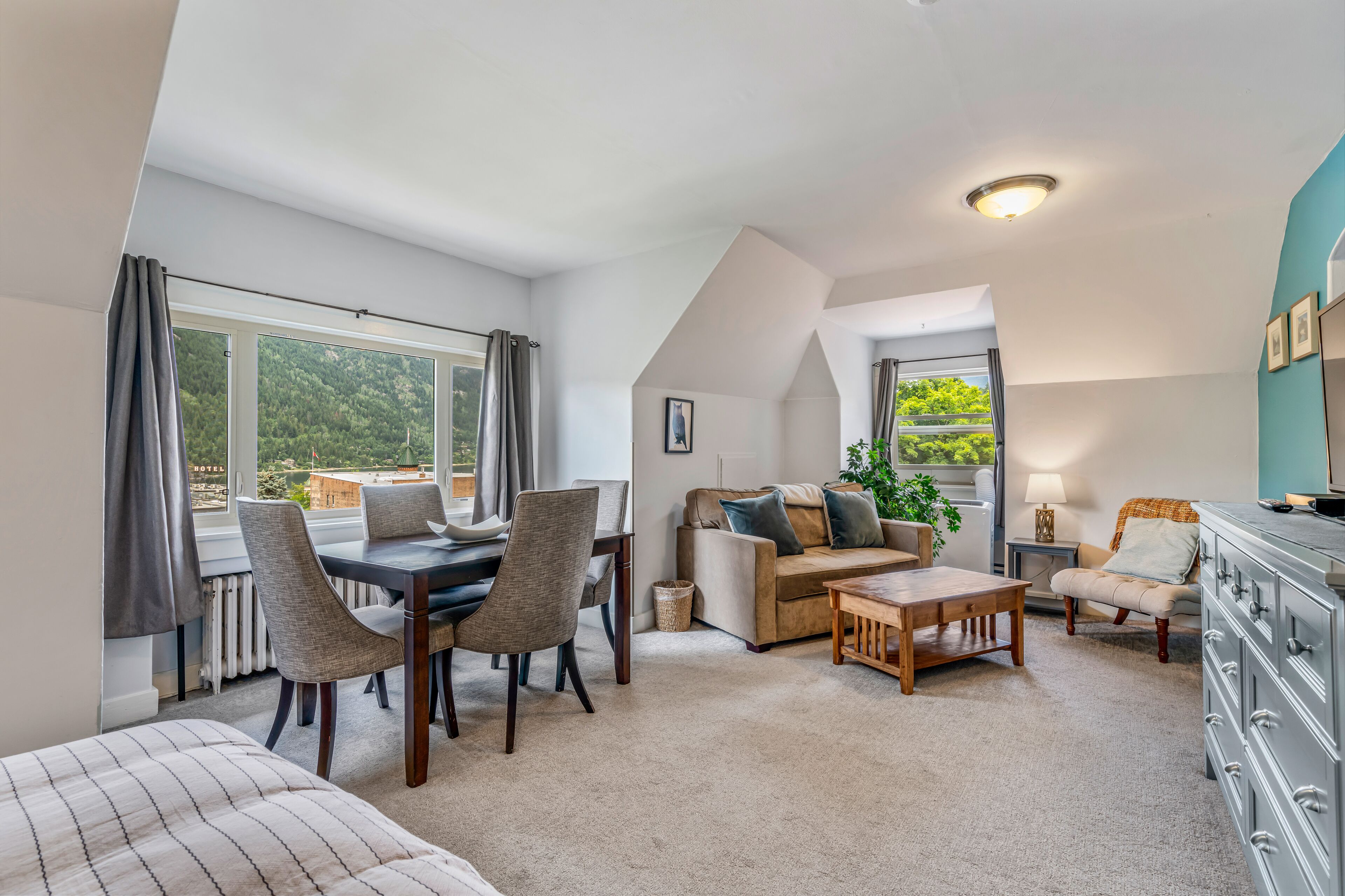 panoramic apartment, 2 bedrooms, kitchen, lake view | living area | flat-screen tv, ipod dock