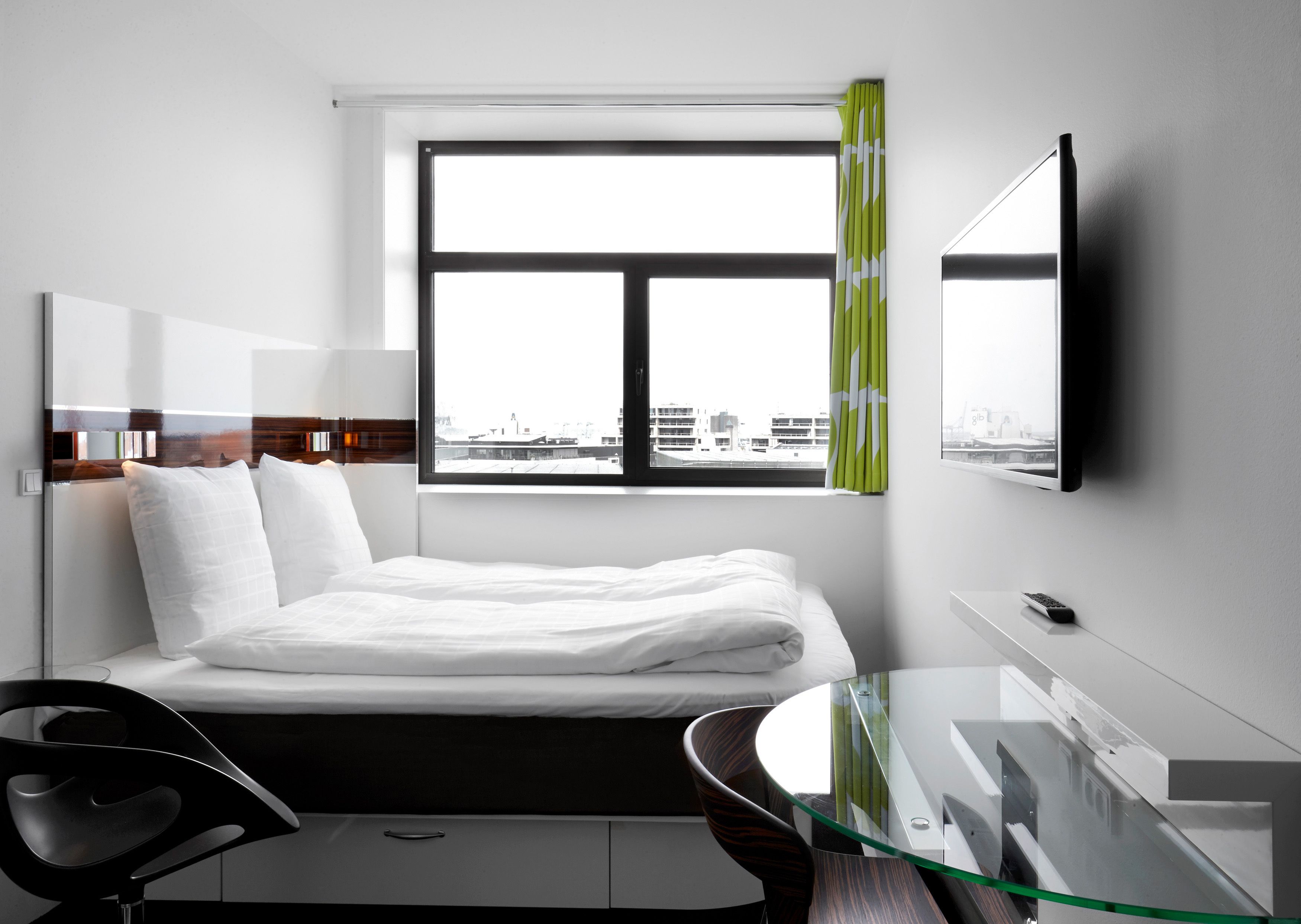 1 bedroom, hypo-allergenic bedding, desk, soundproofing