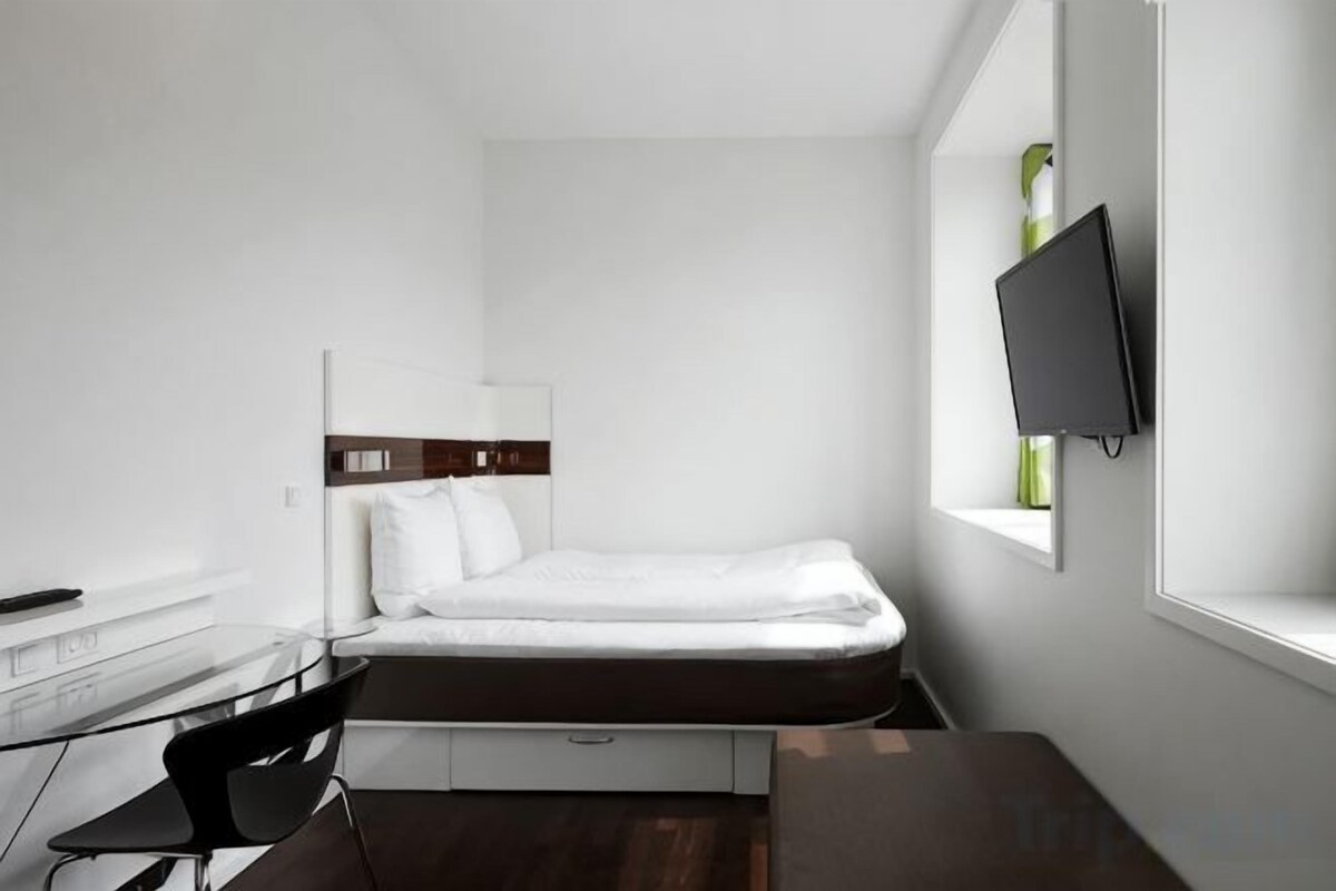 Hypo-allergenic bedding available, desk, soundproofing